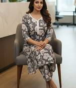 Women Floral Printed Regular Kurta with Trousers