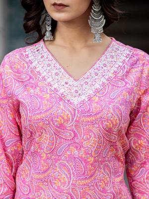 Paisley Printed Regular Thread Work Kurta with Trouser & Dupatta 2
