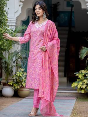 Paisley Printed Regular Thread Work Kurta with Trouser & Dupatta 5