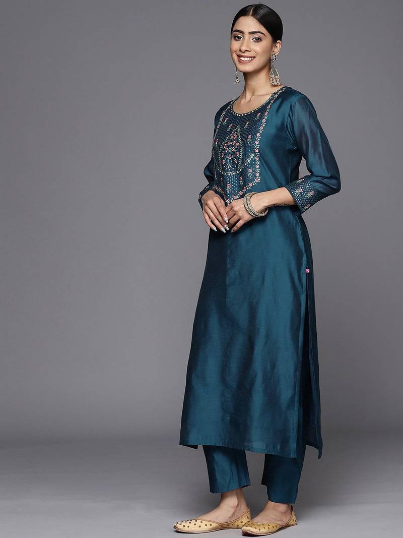 Floral Yoke Design Regular Sequinned Chanderi Silk Kurta with Trousers & Dupatta