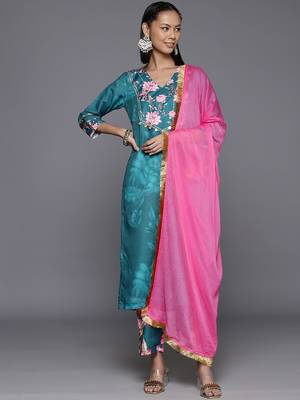 Women Floral Printed Regular Gotta Patti Kurta with Trousers & Dupatta 1