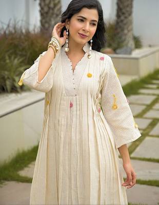 Women Pleated Thread Work Kurta with Trousers 2
