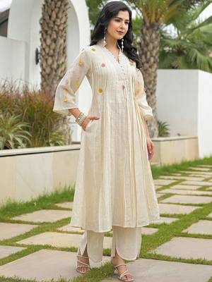 Women Pleated Thread Work Kurta with Trousers 3