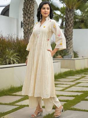 Women Pleated Thread Work Kurta with Trousers 4
