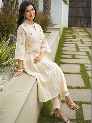 Women Pleated Thread Work Kurta with Trousers 6