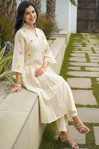 Women Pleated Thread Work Kurta with Trousers