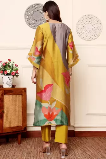 Women Floral Printed Regular Chanderi Silk Kurta with Trousers