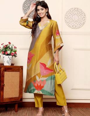 Women Floral Printed Regular Chanderi Silk Kurta with Trousers 4
