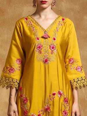 Women Floral Embroidered Regular Thread Work Pure Cotton Kurta with Trousers & With Dupatta 7
