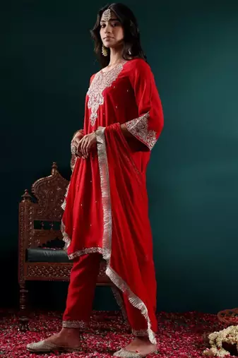 Women Floral Embroidered Regular Kurta with Trousers & With Dupatta
