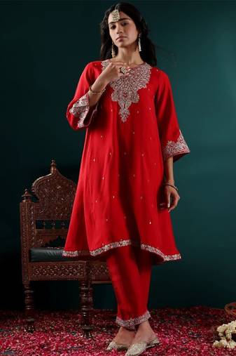 Women Floral Embroidered Regular Kurta with Trousers & With Dupatta
