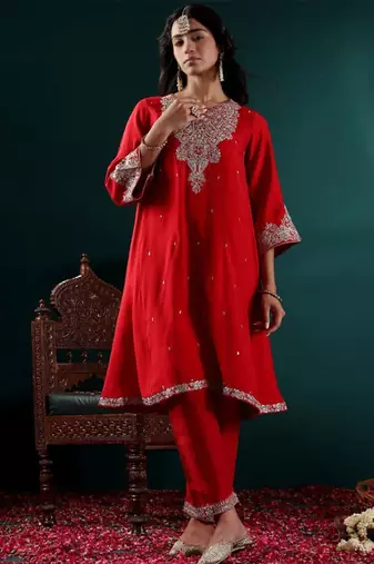Women Floral Embroidered Regular Kurta with Trousers & With Dupatta