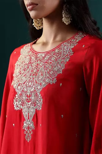 Women Floral Embroidered Regular Kurta with Trousers & With Dupatta