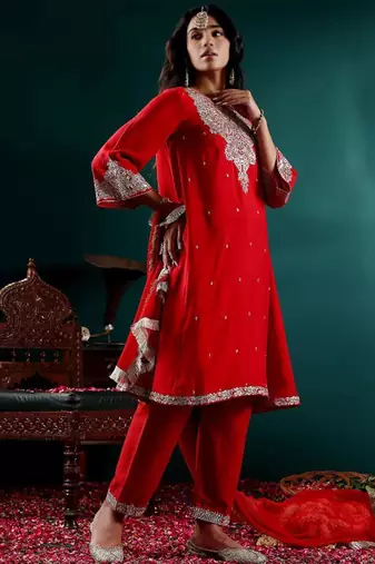 Women Floral Embroidered Regular Kurta with Trousers & With Dupatta