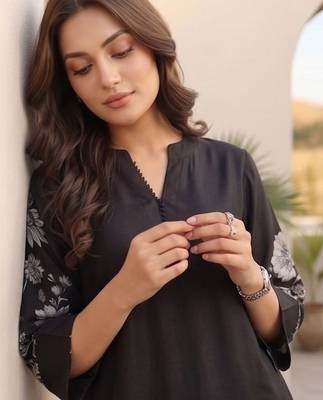 Women Floral Printed Regular Chanderi Silk Kurta with Trousers 2