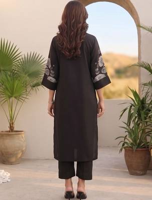 Women Floral Printed Regular Chanderi Silk Kurta with Trousers 6