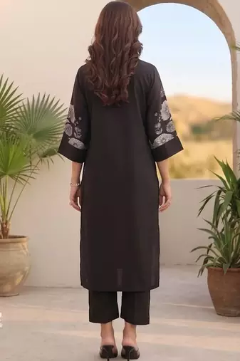 Women Floral Printed Regular Chanderi Silk Kurta with Trousers