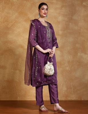 Women Floral Embroidered Kurta with Trousers & Dupatta 1