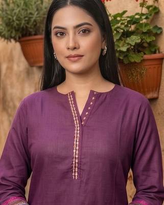 Women Regular Thread Work Kurta with Trousers 7