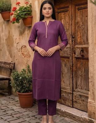 Women Regular Thread Work Kurta with Trousers 1
