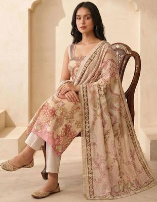 Women Floral Printed Regular Kurta with Trousers & With Dupatta 3