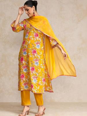 Women Floral Printed Regular Thread Work Kurta with Trousers & With Dupatta 6