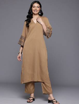 Women Floral Embroidered Regular Thread Work Silk Crepe Kurta with Trousers 1