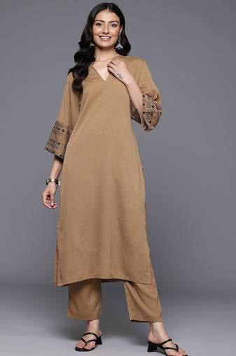 Women Floral Embroidered Regular Thread Work Silk Crepe Kurta with Trousers