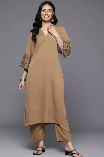 Women Floral Embroidered Regular Thread Work Silk Crepe Kurta with Trousers