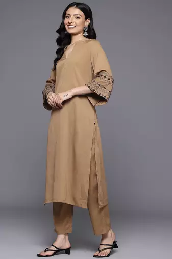 Women Floral Embroidered Regular Thread Work Silk Crepe Kurta with Trousers
