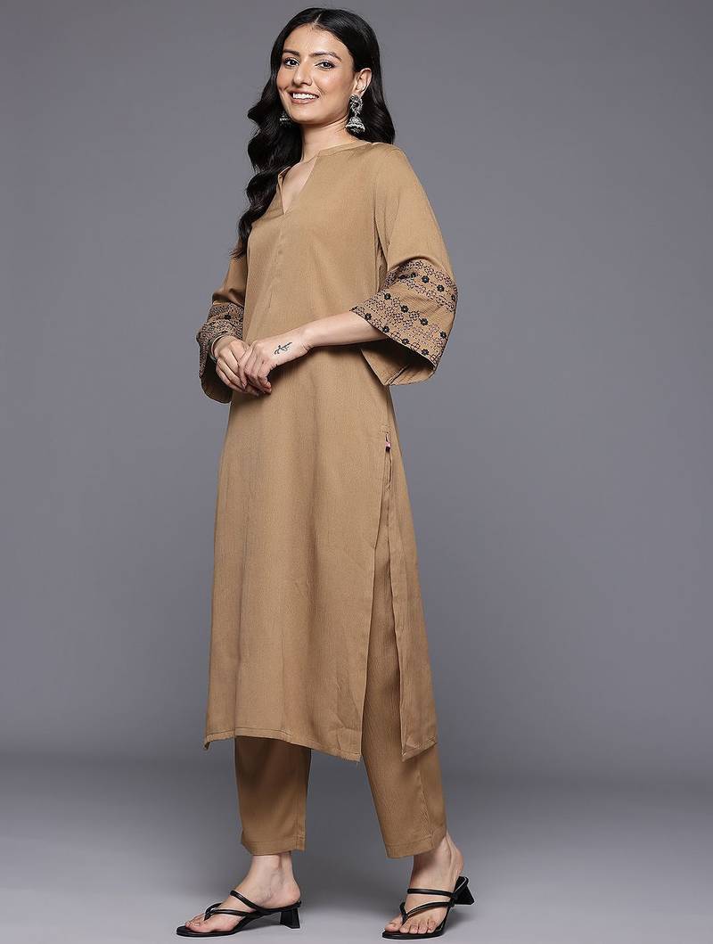 Women Floral Embroidered Regular Thread Work Silk Crepe Kurta with Trousers