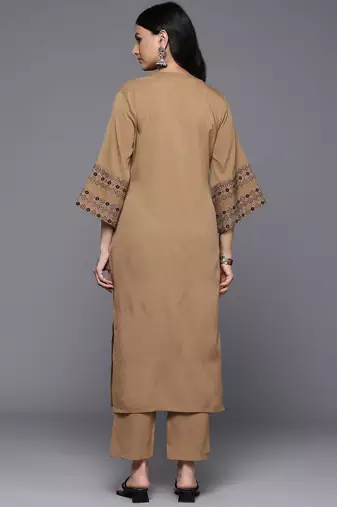 Women Floral Embroidered Regular Thread Work Silk Crepe Kurta with Trousers