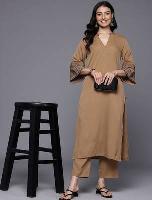 Women Floral Embroidered Regular Thread Work Silk Crepe Kurta with Trousers 6
