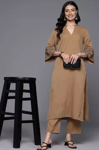 Women Floral Embroidered Regular Thread Work Silk Crepe Kurta with Trousers