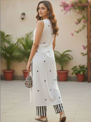 Women Ethnic Motifs Embroidered Regular Thread Work Kurta with Trousers 4