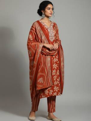 Women Ethnic Motifs Printed Regular Thread Work Kurta with Trousers & With Dupatta 3