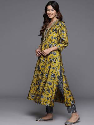 Floral Printed V-Neck Sequinned Chanderi Silk Kurta With Trousers & Dupatta 5