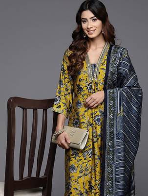 Floral Printed V-Neck Sequinned Chanderi Silk Kurta With Trousers & Dupatta 7