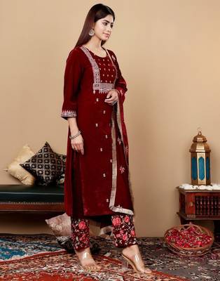 Floral Zari Yoke Regular Thread Work Kurta with Trousers & Dupatta 4