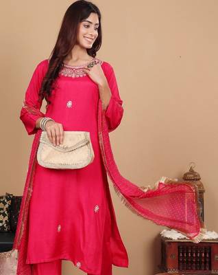 Women Pink pure silk zardozi & floral embroidered kurta with trousers & dupatta 2