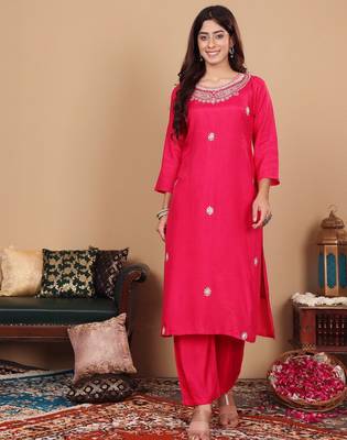 Women Pink pure silk zardozi & floral embroidered kurta with trousers & dupatta 5