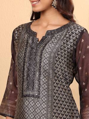 Ethnic motifs Printed Chanderi Silk Straight Kurta with Trousers & Dupatta 3