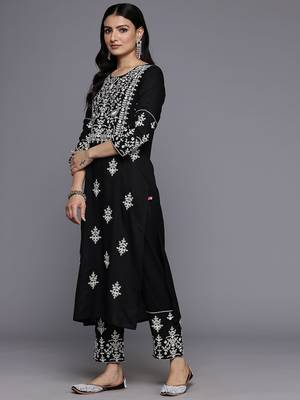 Ethnic Thread Embroidered Kurta With Trousers & Dupatta 5