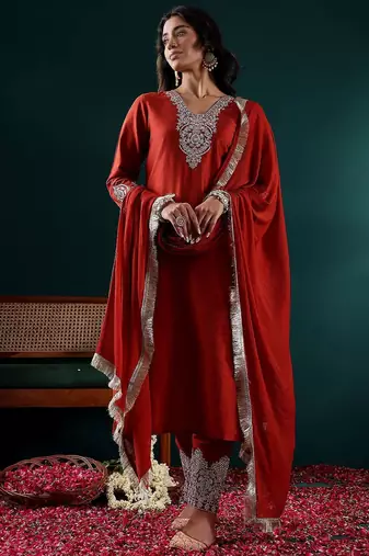 Women Floral Embroidered Regular Thread Work Kurta with Trousers & With Dupatta