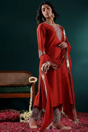 Women Floral Embroidered Regular Thread Work Kurta with Trousers & With Dupatta