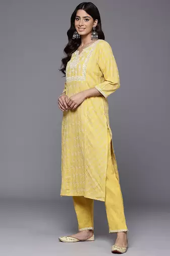 Women Regular Thread Work Kurta with Trousers & With Dupatta