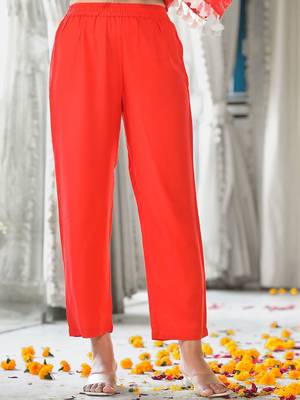 Women Floral Printed Regular Kurta with Trousers 6