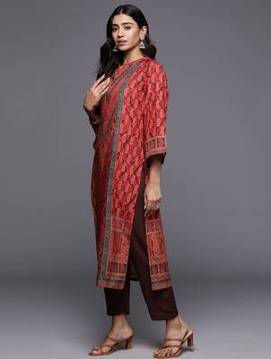 Women Paisley Printed Woolen Kurta Paired with Trousers & Printed Dupatta 5