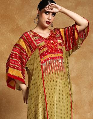 Women Printed Regular Sequinned Kurta with Trousers 2