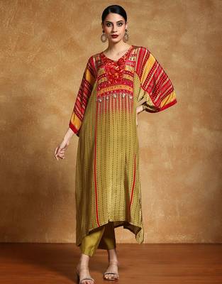 Women Printed Regular Sequinned Kurta with Trousers 3